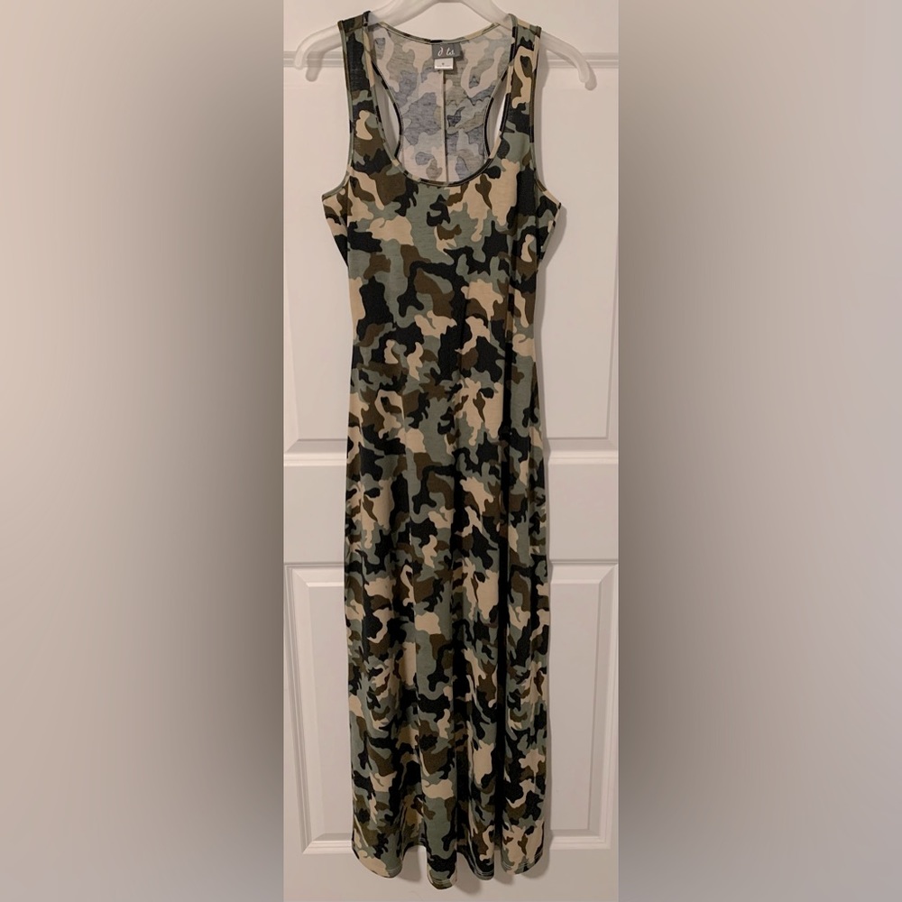Dots | Size: Medium | Camo/Military pattern | Tones of tan, brown, black & green